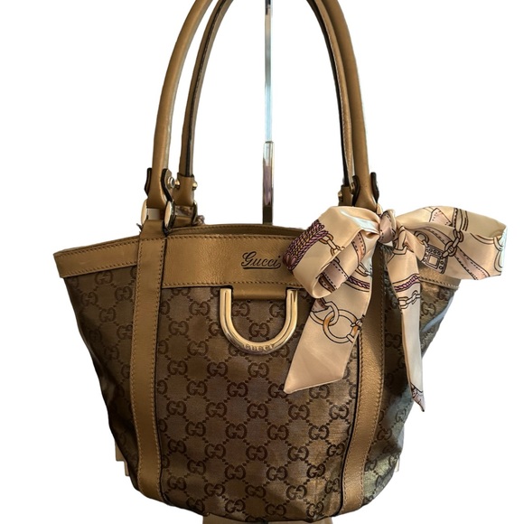 Gucci Abbey D Ring shoulder bag in gold metallic. Gucci Dust bag & box - Picture 1 of 8